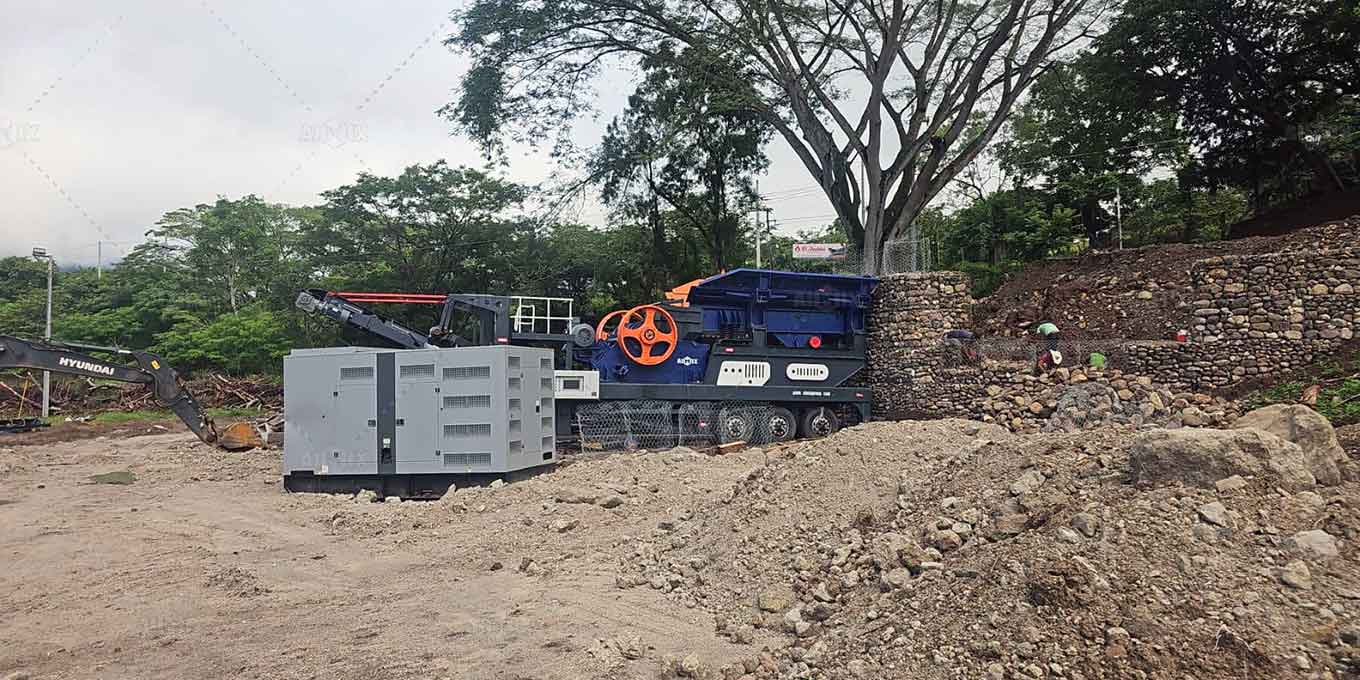 APY3 Mobile Jaw Crusher Machine Processing Granite on-site