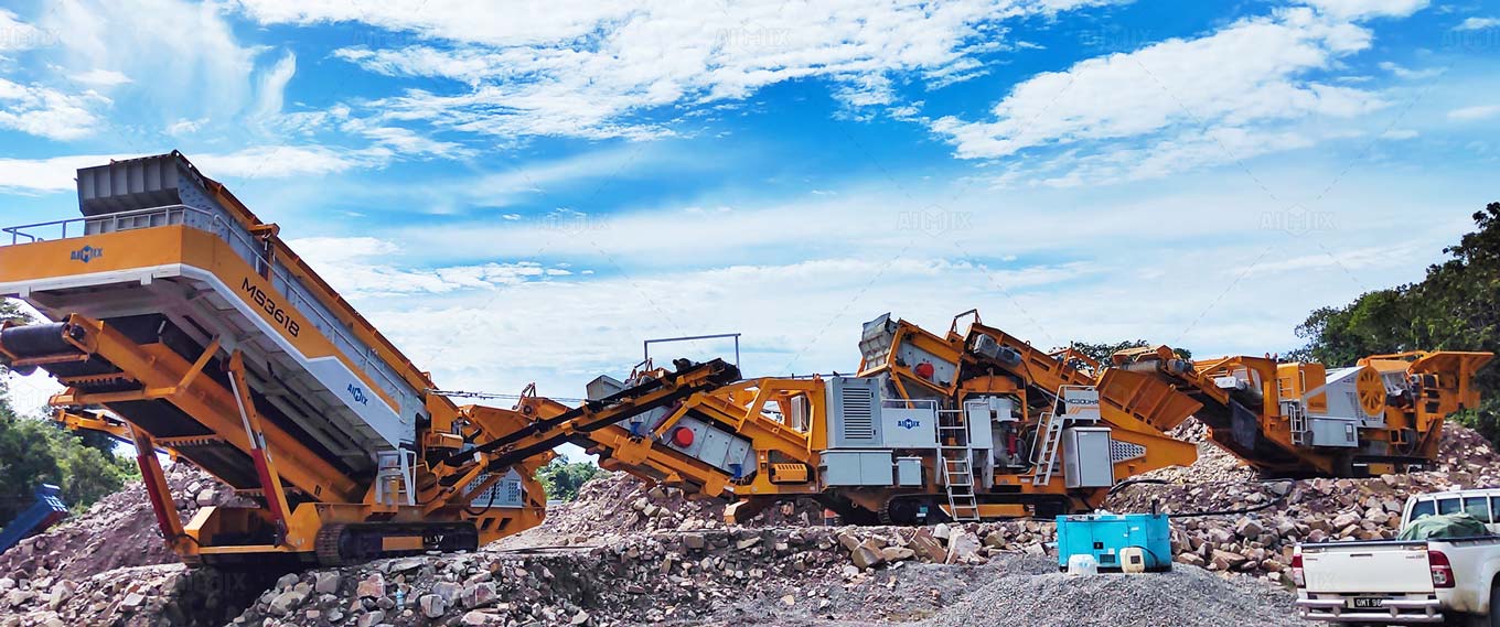 Juliracks crawler mobile crusher working in the quarry
