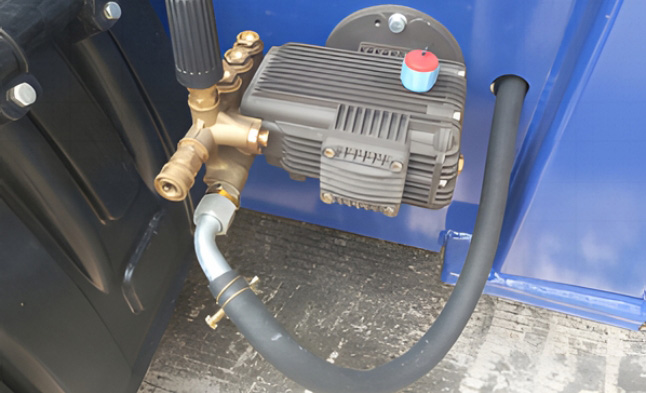 Juliracks self loading mixer cleaning pump